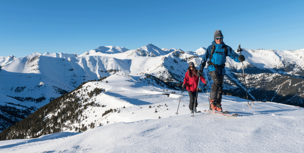 randonneur à ski montagne hiver Andorre